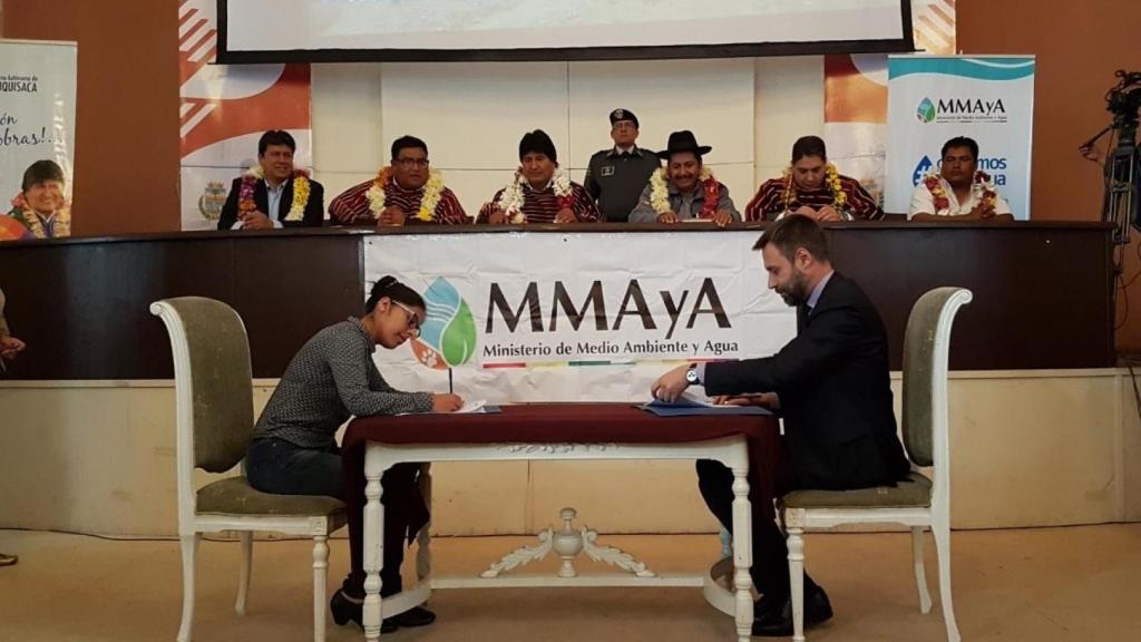 Firma de un acuerdo de Eurofinsa con el Gobierno de Bolivia en 2018.