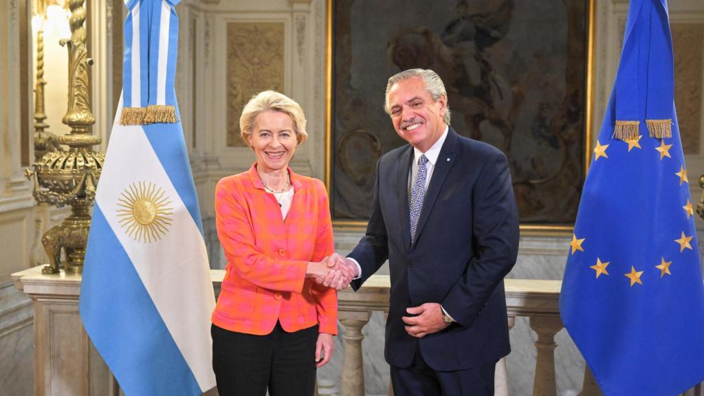 El presidente argentino, Alberto Fernández, saluda a Ursula von der Leyen durante su visita a Buenos Aires en junio