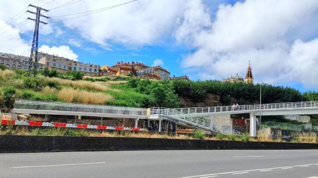 Pasarela entre Pedralonga y el colegio Santa María del Mar.