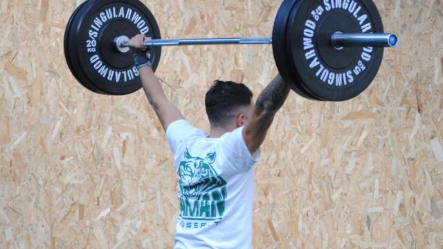 Adrián López practicando uno de los movimientos requeridos en la competición