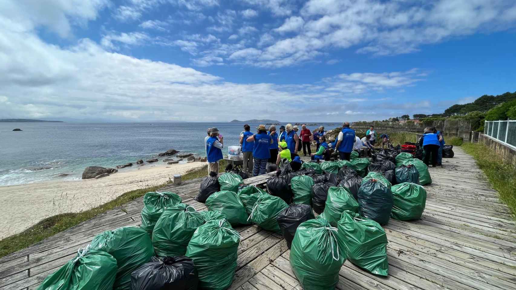 Voluntarios limpiando una playa de O Grove.