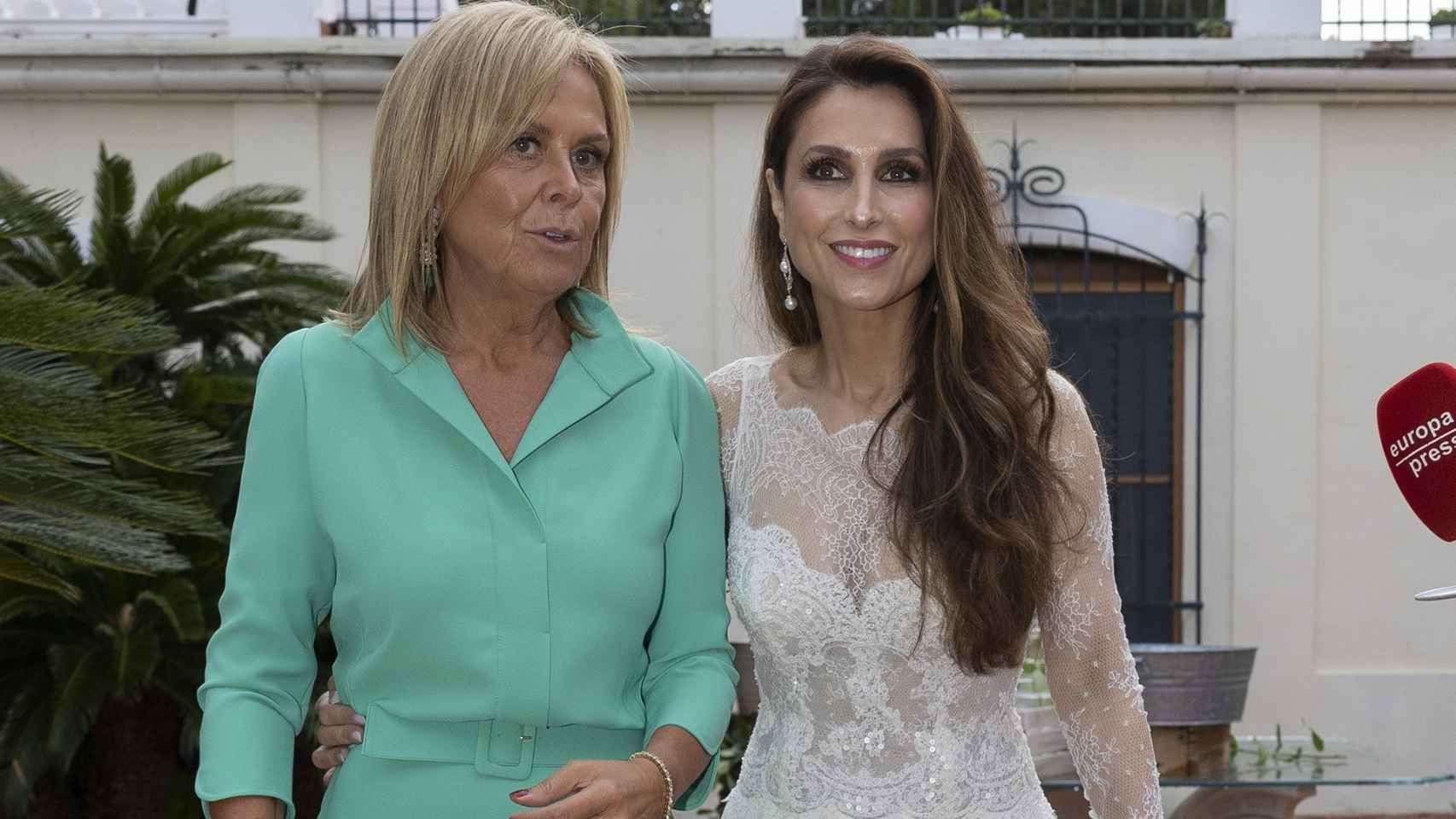 Paloma Cuevas junto a su amiga la diseñadora Rosa Clará durante la entrega de premios en Valencia.