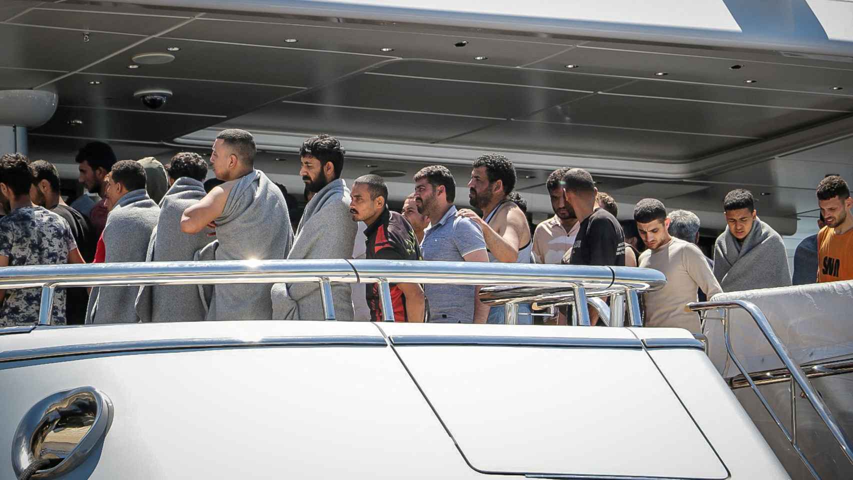 Un grupo de migrantes llega al puerto de Kalamata tras ser encontrados en mar abierto por la Guardia Costera griega.