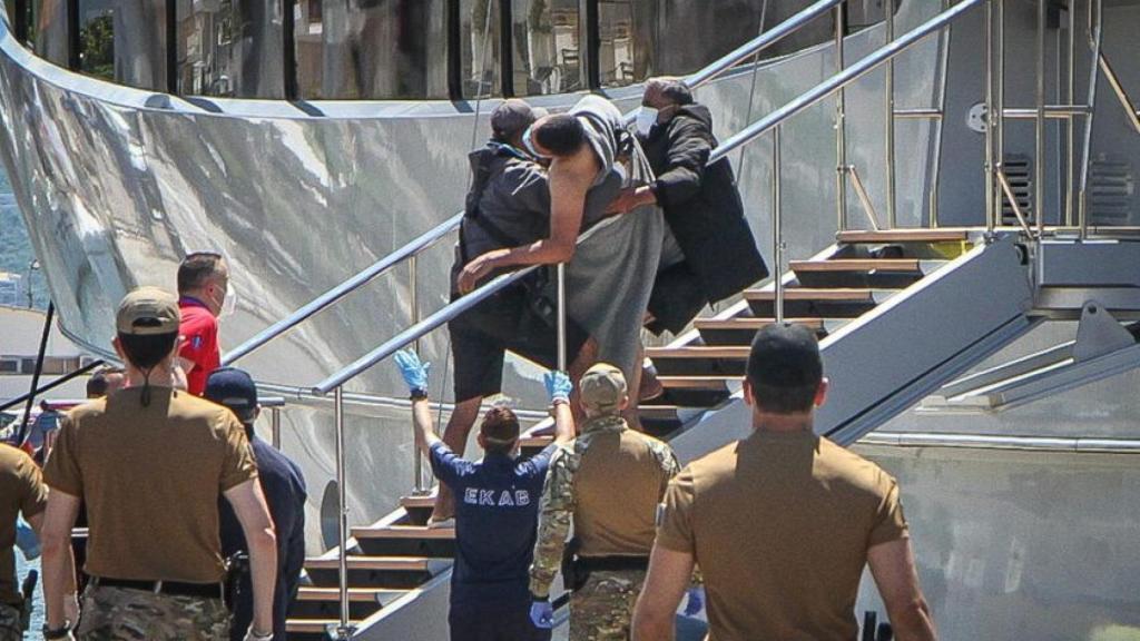 Un migrante desembarca en el puerto de Kalamata después de ser rescatado del pesquero, este miércoles.