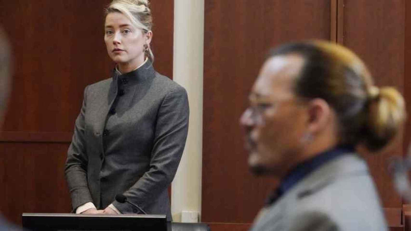 Amber Heard y Johnny Depp durante su juicio oral.