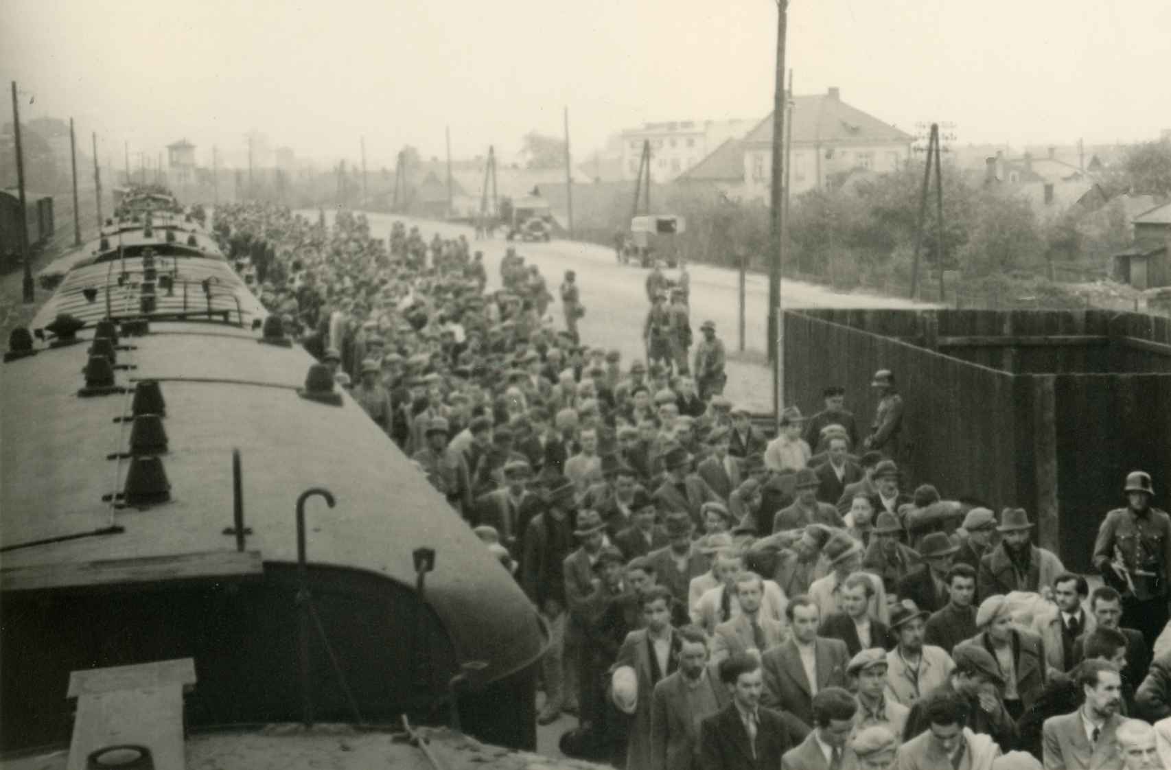 728 prisioneros políticos polacos fueron deportados a Auschwitz el 14 de junio de 1940.