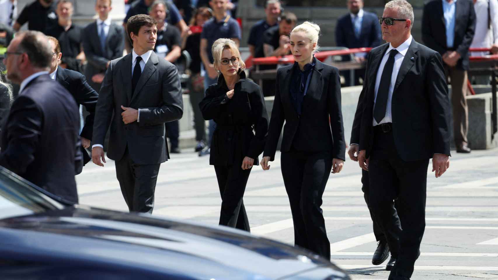 La 'viuda' de Berlusconi junto a Marina y Luigi, hijos del político.