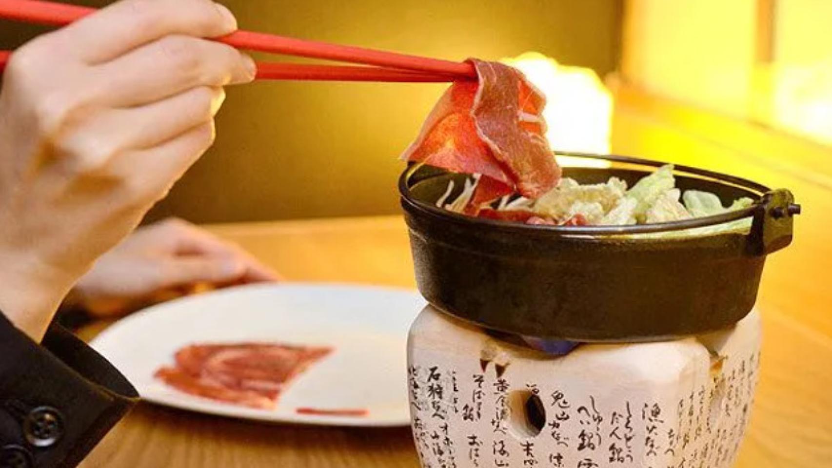 Sukiyaki con carne japonesa Wagyu