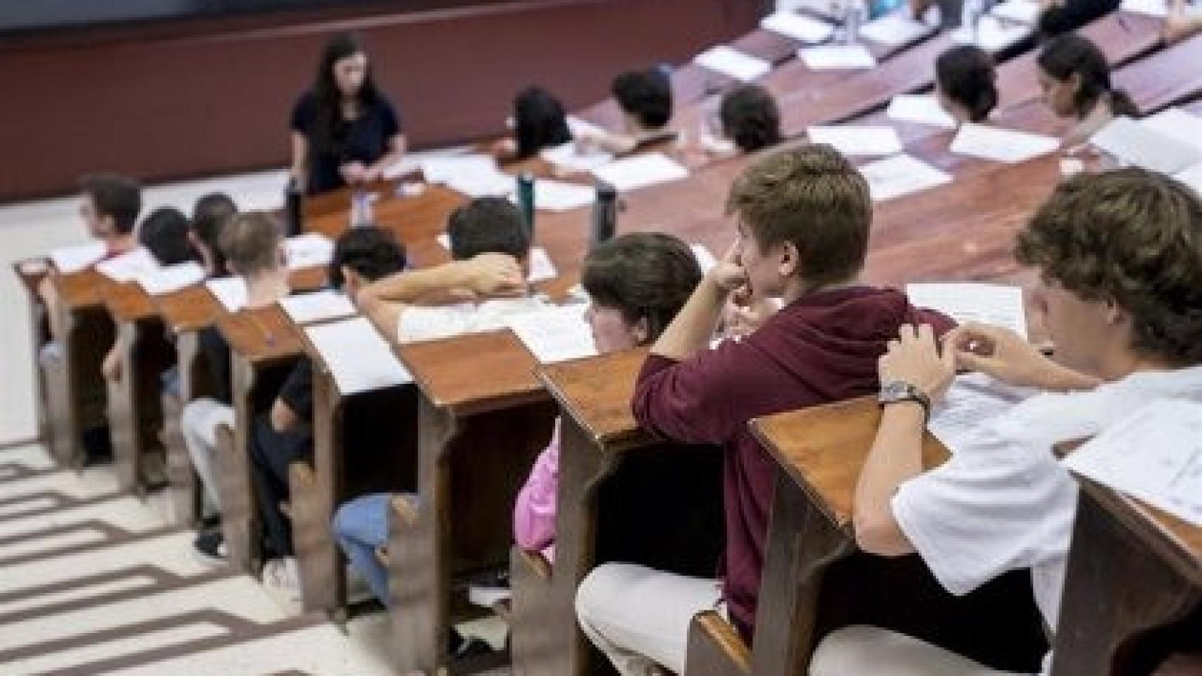 Alumnos realizando un examen de Selectividad en la universidad.