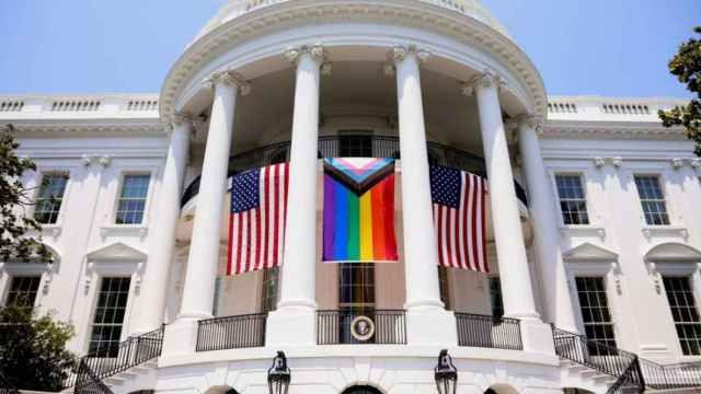 La bandera LGTB entre dos banderas estadounidenses en la fachada sur de la Casa Blanca, el pasado sábado en Washington.