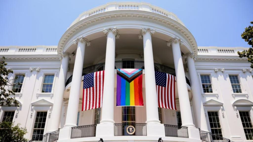 La bandera LGTB entre dos banderas estadounidenses en la fachada sur de la Casa Blanca, el pasado sábado en Washington.