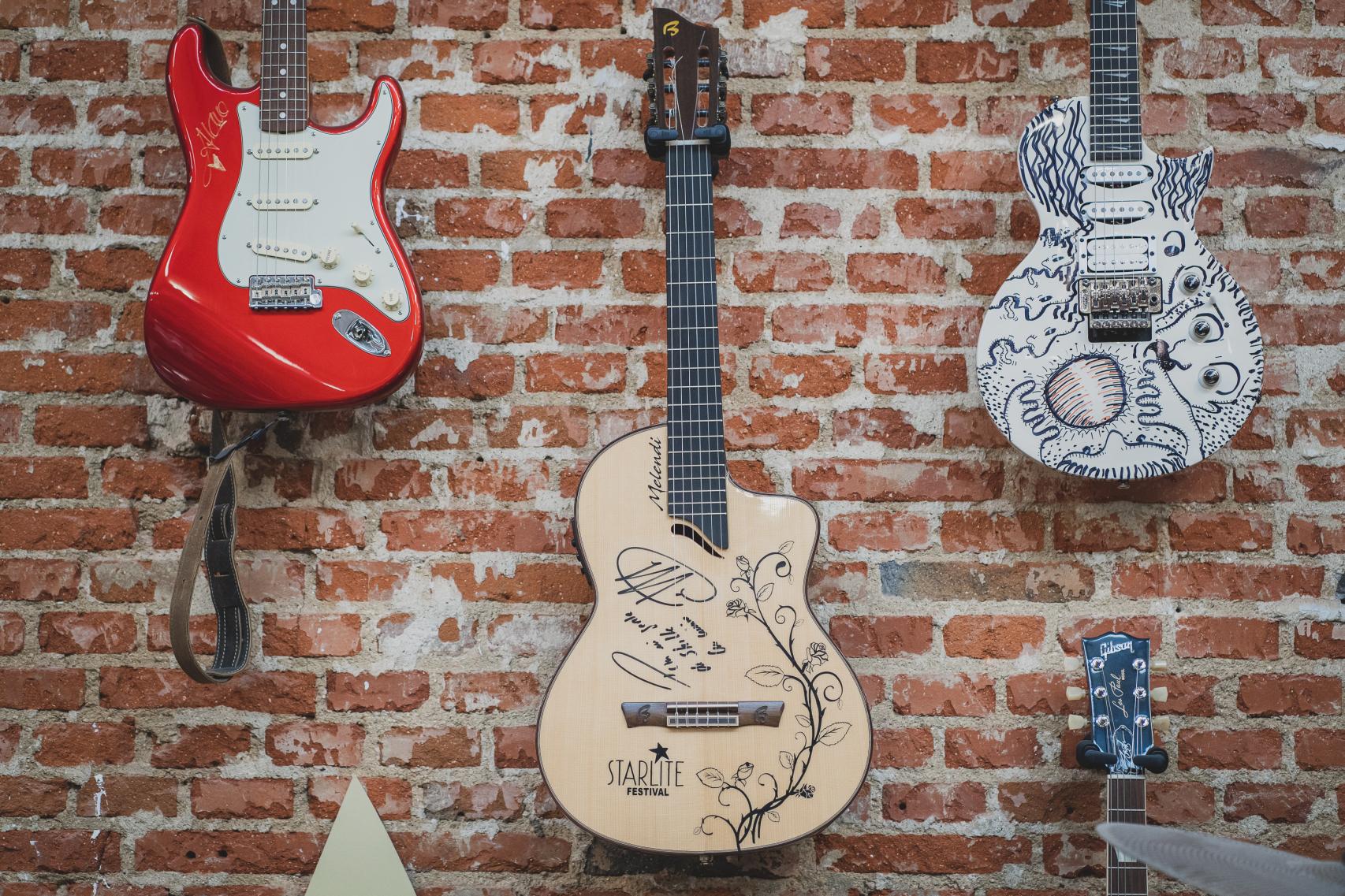 Algunas de las guitarras firmadas por los artistas que han pasado por el festival Starlite Occident.