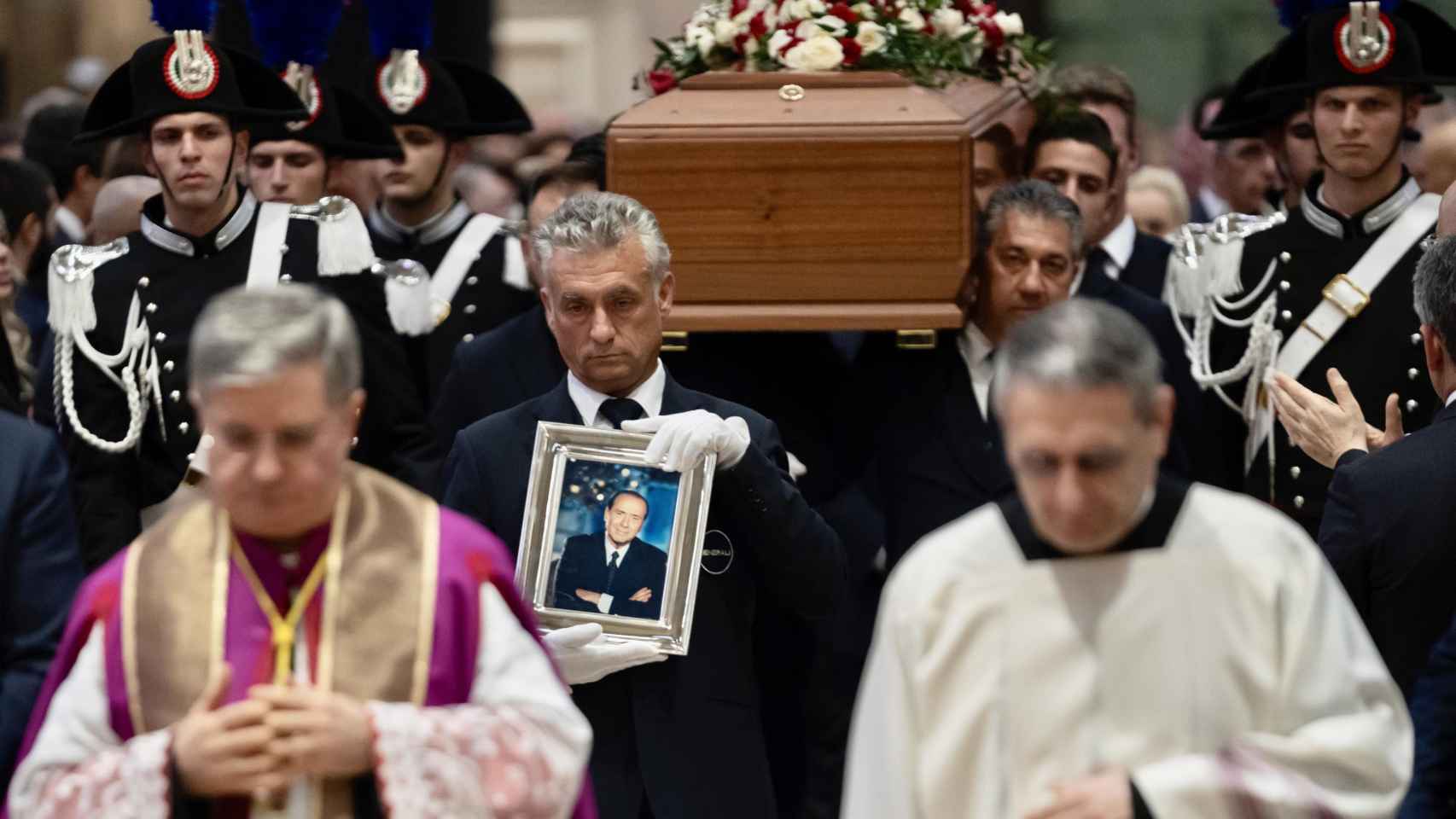 Un retrato de Silvio Berlusconi ante su féretro durante el funeral de Estado en el Duomo de Milán.