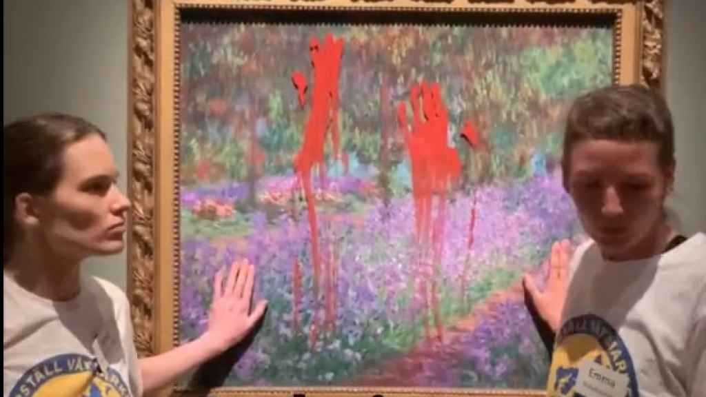Los activistas climáticos vuelven a la carga: atacan con pintura roja una cuadro de Monet