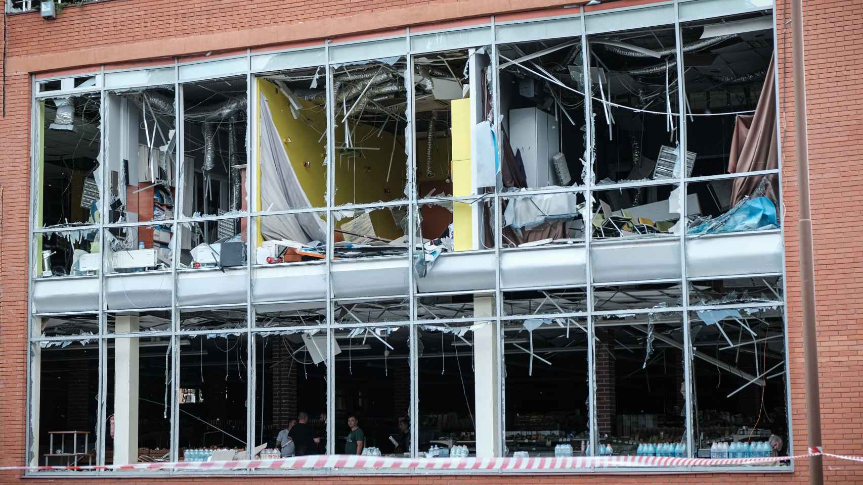 Detalle de uno de los edificios, donde había comercios, tras el bombardeo que tuvo lugar en Odesa en la noche del martes.