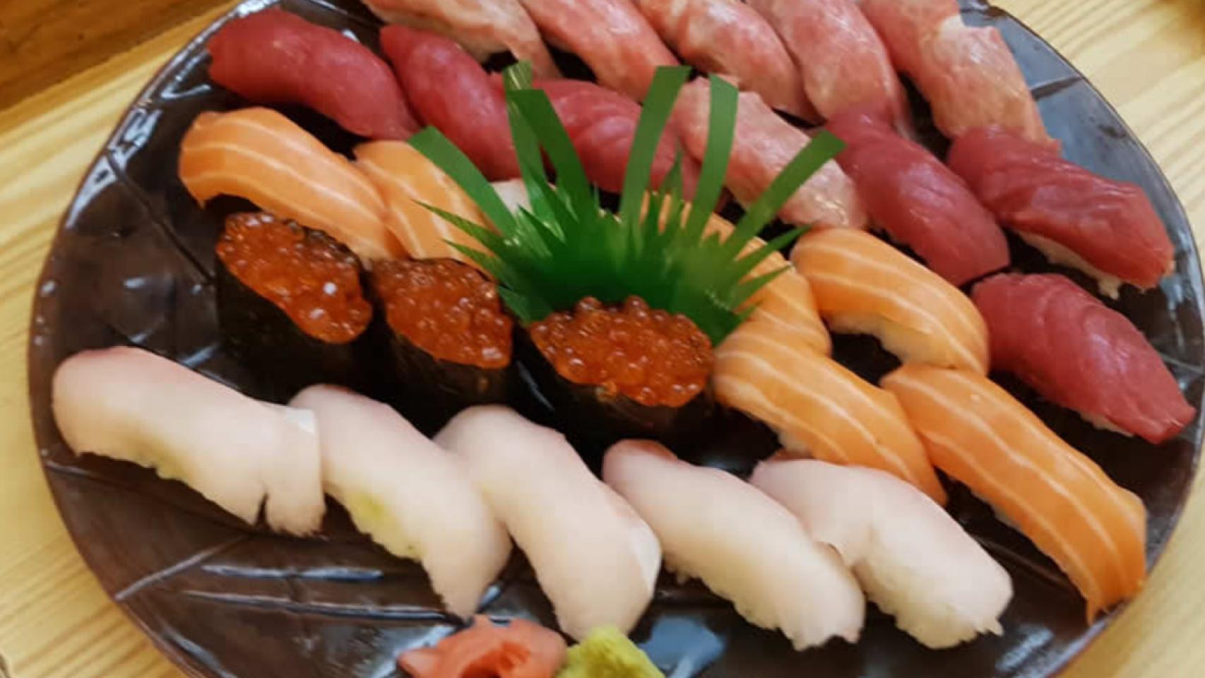 Una bandeja de sushi tradicional