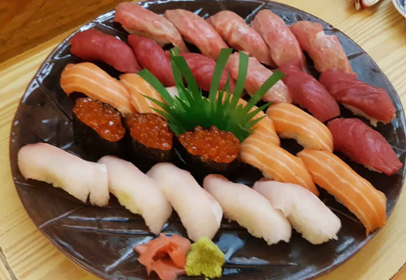 Una bandeja de sushi tradicional