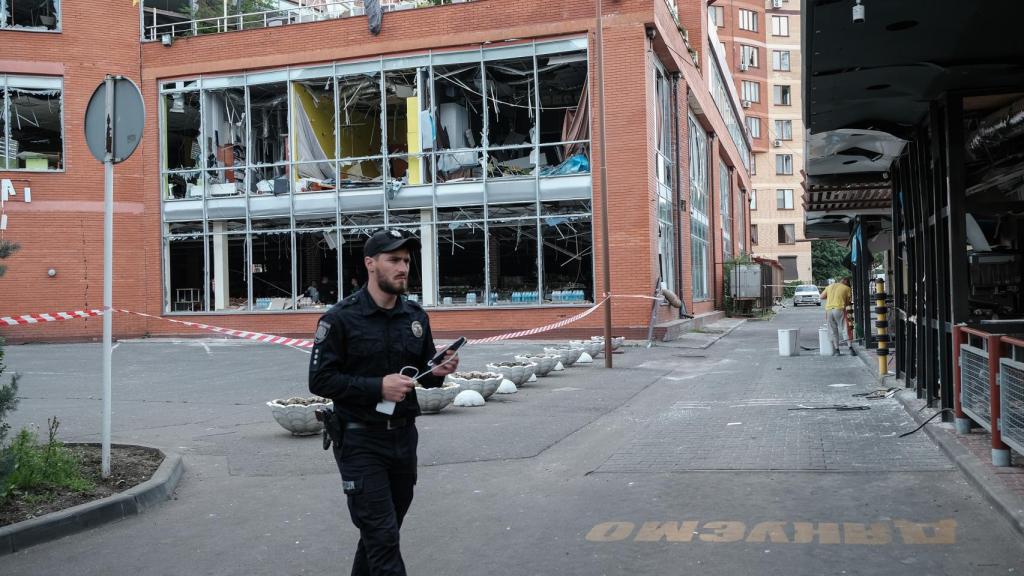 Un policía aún trabaja en la escena horas después del ataque.