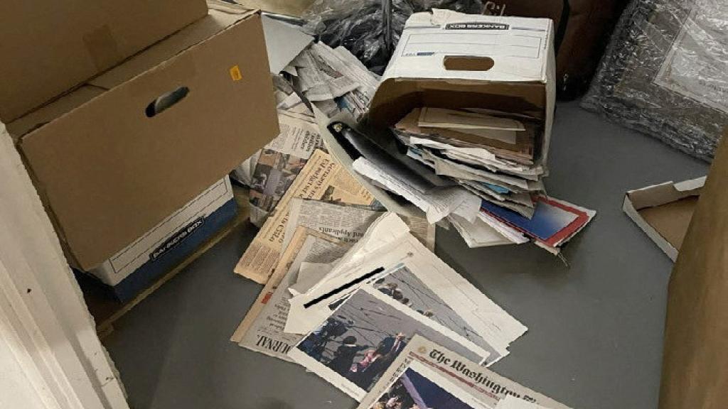 Foto de las cajas caídas en el suelo del trastero en Mar-a-Lago [editada por el Departamento de Justicia para ocultar el documento confidencial mostrado en la foto original].