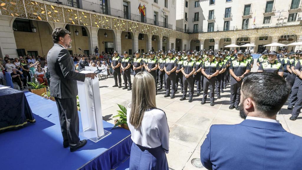 Los nuevos agentes de la Policía Local han tomado posesión este miércoles en un acto celebrado en la plaza consistorial.