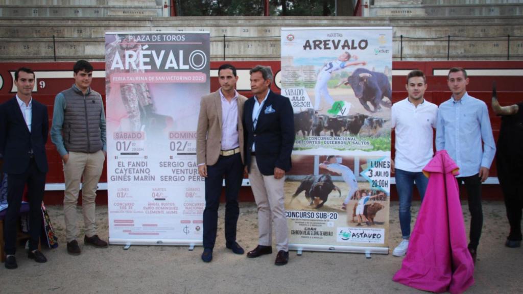 El empresario y algunos de los protagonistas de los carteles de la feria taurina de Arévalo