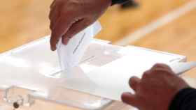Una persona echa su voto a la urna en León en las elecciones municipales del 28M