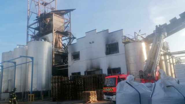 Arde una fábrica de aceites y grasas en Cabezón: un trabajador herido y lucha de horas contra el fuego