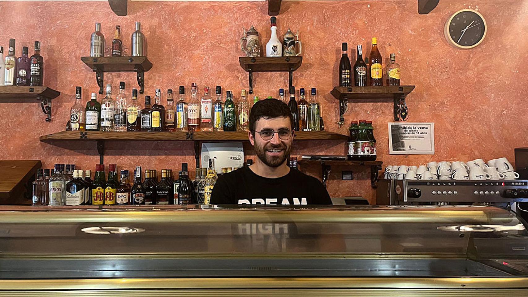 Sergio Mulas en su bar de Castrejón de Trabancos
