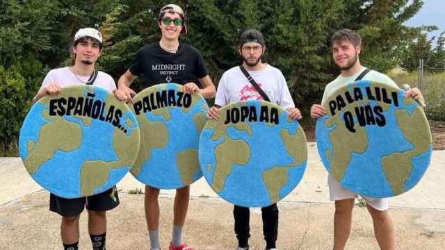 YoSoyPlex (segundo por la izquierda) junto a sus amigos en Tiedra tras completar la vuelta al mundo en 80 días