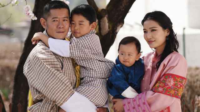 Los Reyes de Bután junto a sus dos hijos mayores.