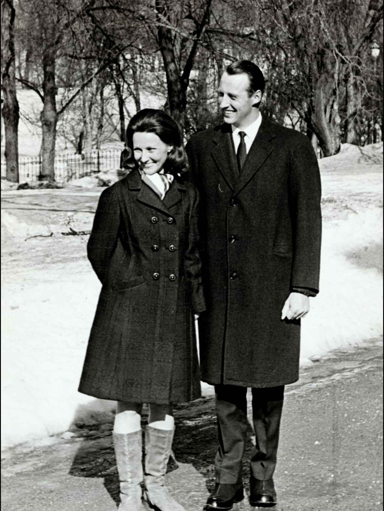 Harald V y Sonia de Noruega, el día que anunciaron su compromiso.