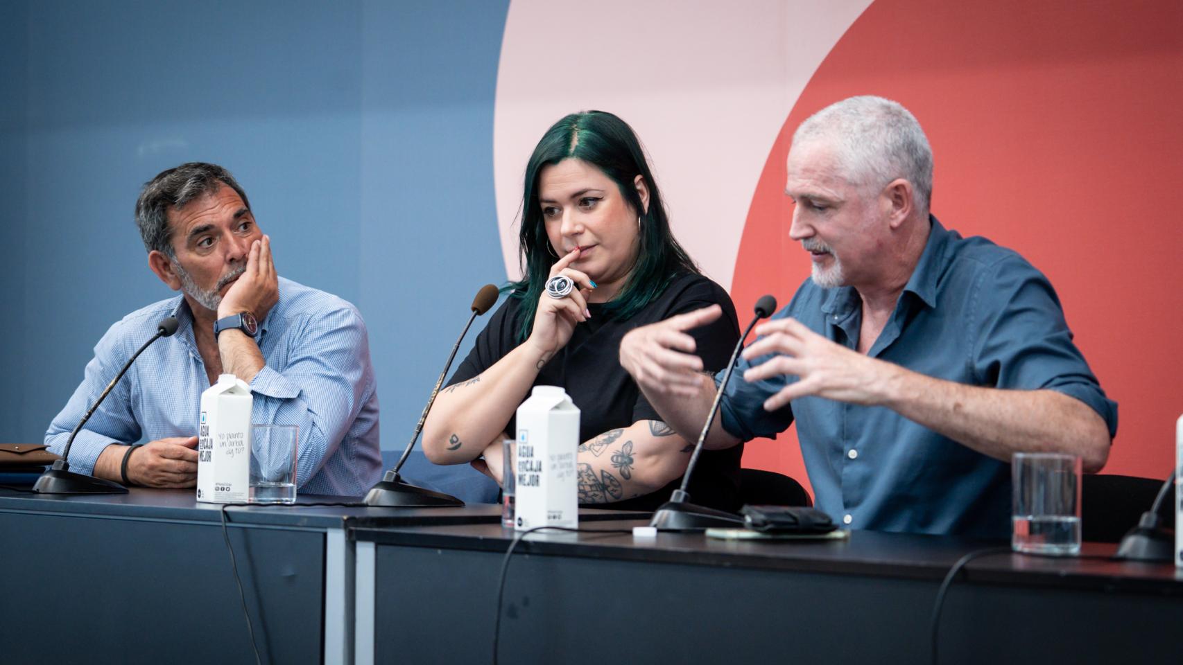 Víctor del Árbol, Elísabet Benavent y José Ángel Mañas, ayer en Los Martes de El Cultural, en el Círculo de Bellas Artes de Madrid. Foto: José Verdugo