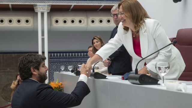 López Miras felicita a la nueva presidenta de la Asamblea Regional, Visitación Martínez, este miércoles en Murcia.