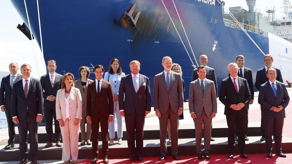 Los Reyes de España, Felipe V, y de Holanda, Guillermo Alejandro, la vicepresidenta tercera y ministra para la Transición Ecológica, Teresa Ribera, el ministro de Política Climática y Energética de los Países Bajos, Rob Jetten, el presidente de la Junta de Andalucía, Juan Manuel Moreno Bonilla, el presidente del Puerto de Algeciras, Gerardo Landaluce, y el director del Puerto de Rotterdam Internacional, René van der Plas.