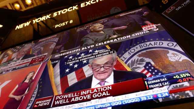 Una pantalla de la Bolsa de Nueva York muestra al presidente de la Fed, Jerome Powell, en una rueda de prensa.