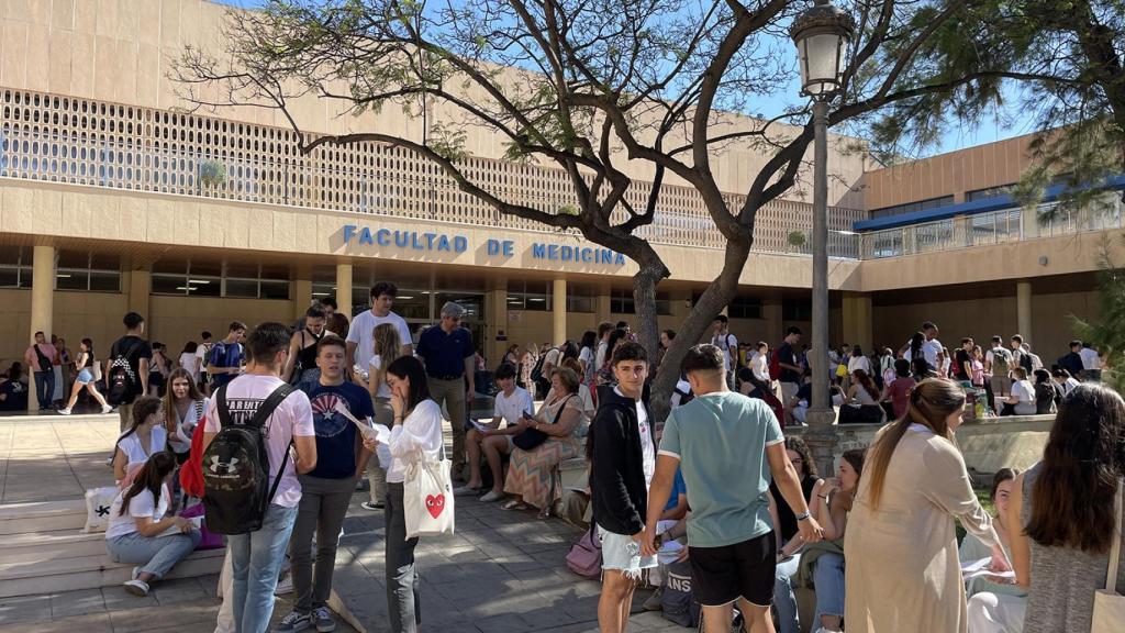 Jóvenes tras los exámenes de Selectividad en Málaga.