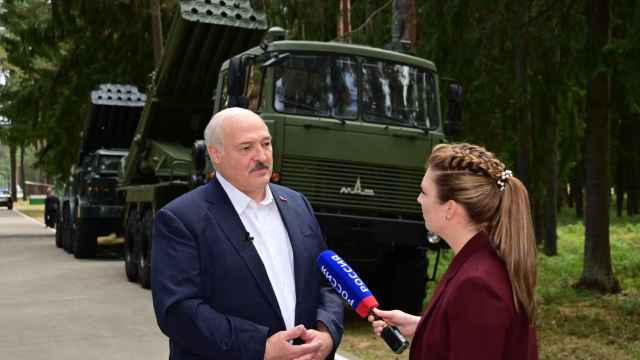 El presidente Lukashenko durante una entrevista con la periodista rusa Olga Skabeeva en la que anuncia la llegada de armas nucleares rusas.