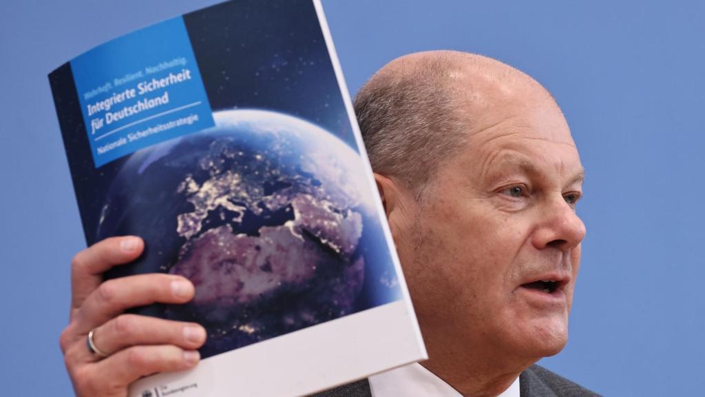 El canciller alemán Olaf Scholz sostiene un documento durante una conferencia de prensa el día que el gabinete presenta la estrategia de seguridad nacional en la Cámara de 'Bundespressekonferenz' en Berlín, Alemania.