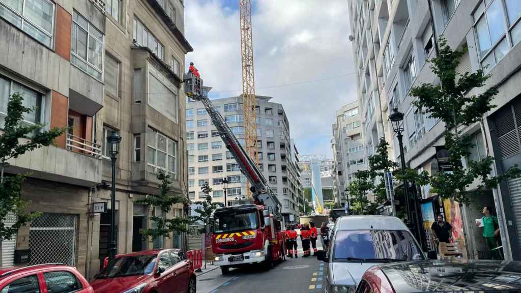 Los Bomberos revisan un edificio en la calle Serafín Avendaño de Vigo.