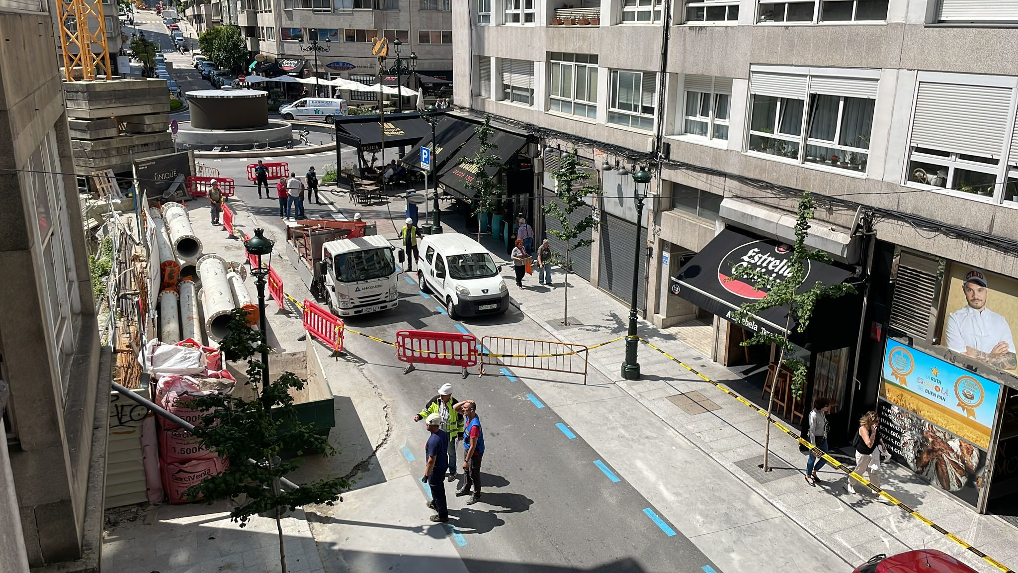 Bomberos y aparejadores analizan un edificio en Serafín Avendaño. Foto: Treintayseis