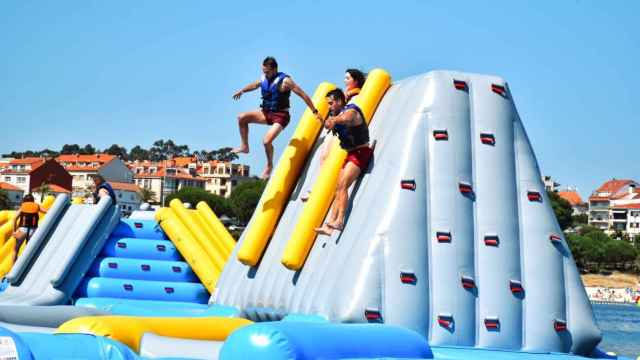 Aquapark flotante de la playa de Mogor.