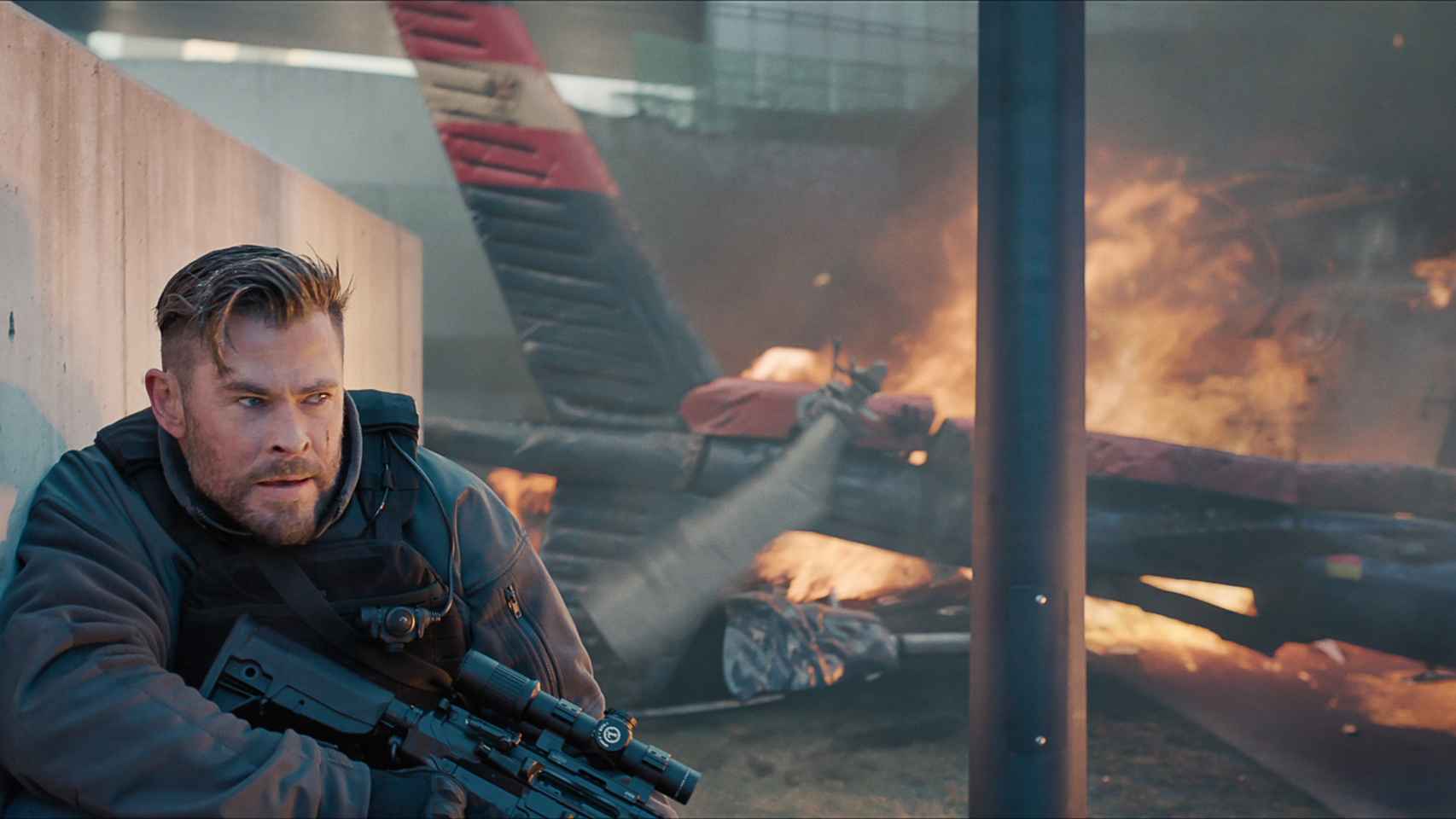 Chris Hemsworth en una secuencia de acción de 'Tyler Rake 2'.