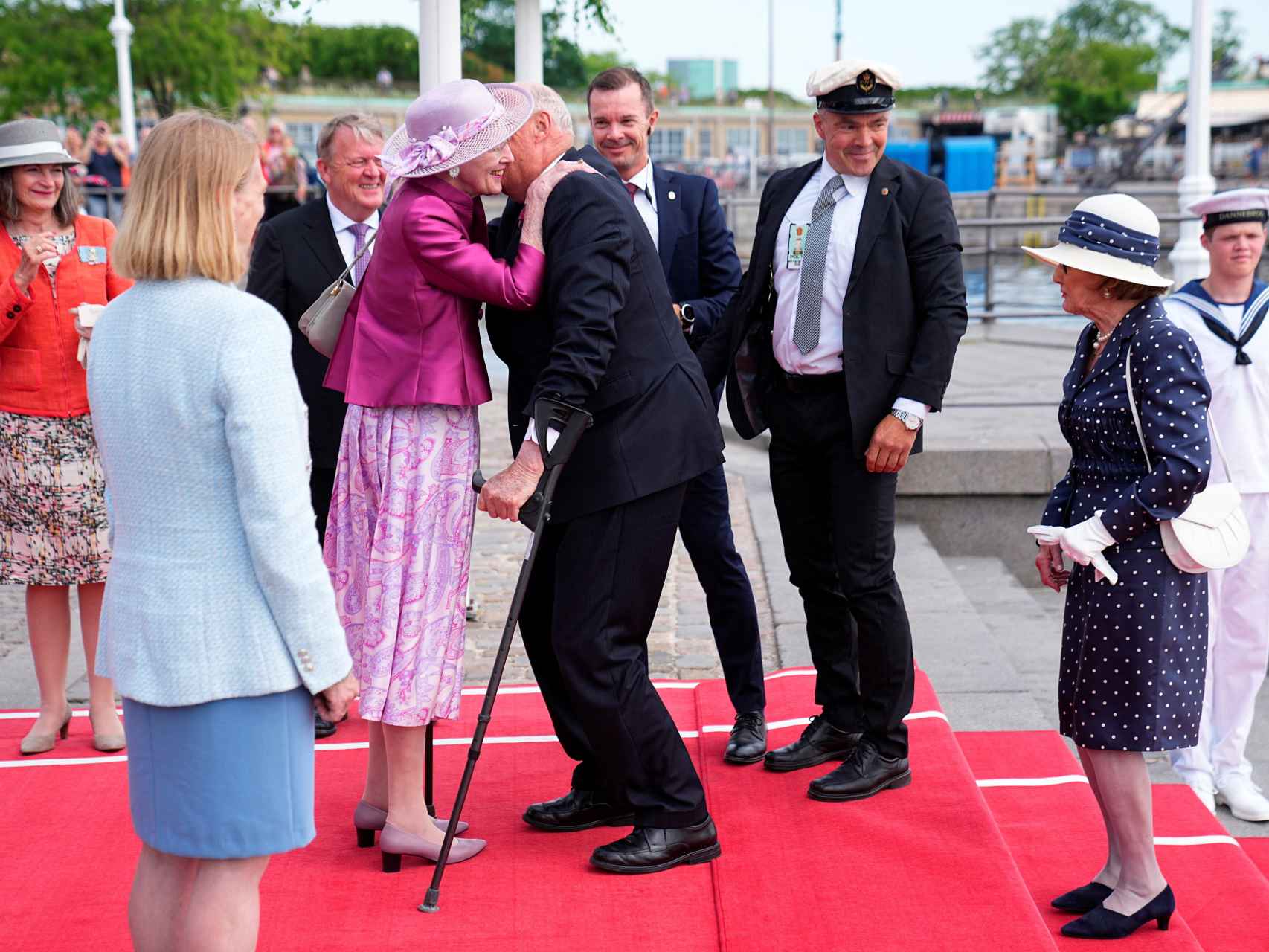 La reina Margarita saluda a Harald tras el contratiempo.