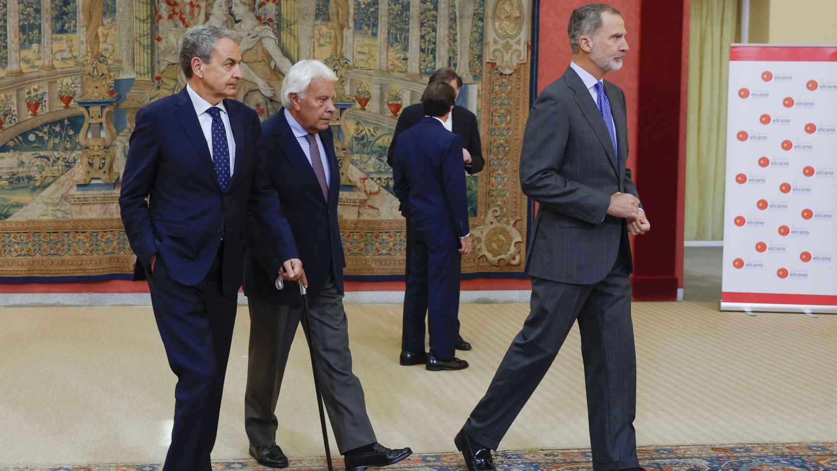 El rey Felipe VI junto a los expresidentes del Gobierno de España José Luis Rodríguez Zapatero y Felipe González.