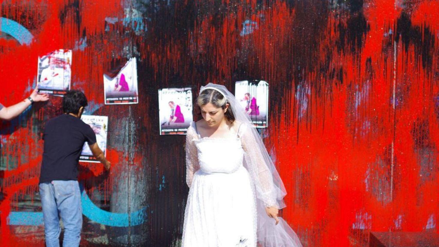 Una de las activistas detenidas, vestida de novia durante la protesta.