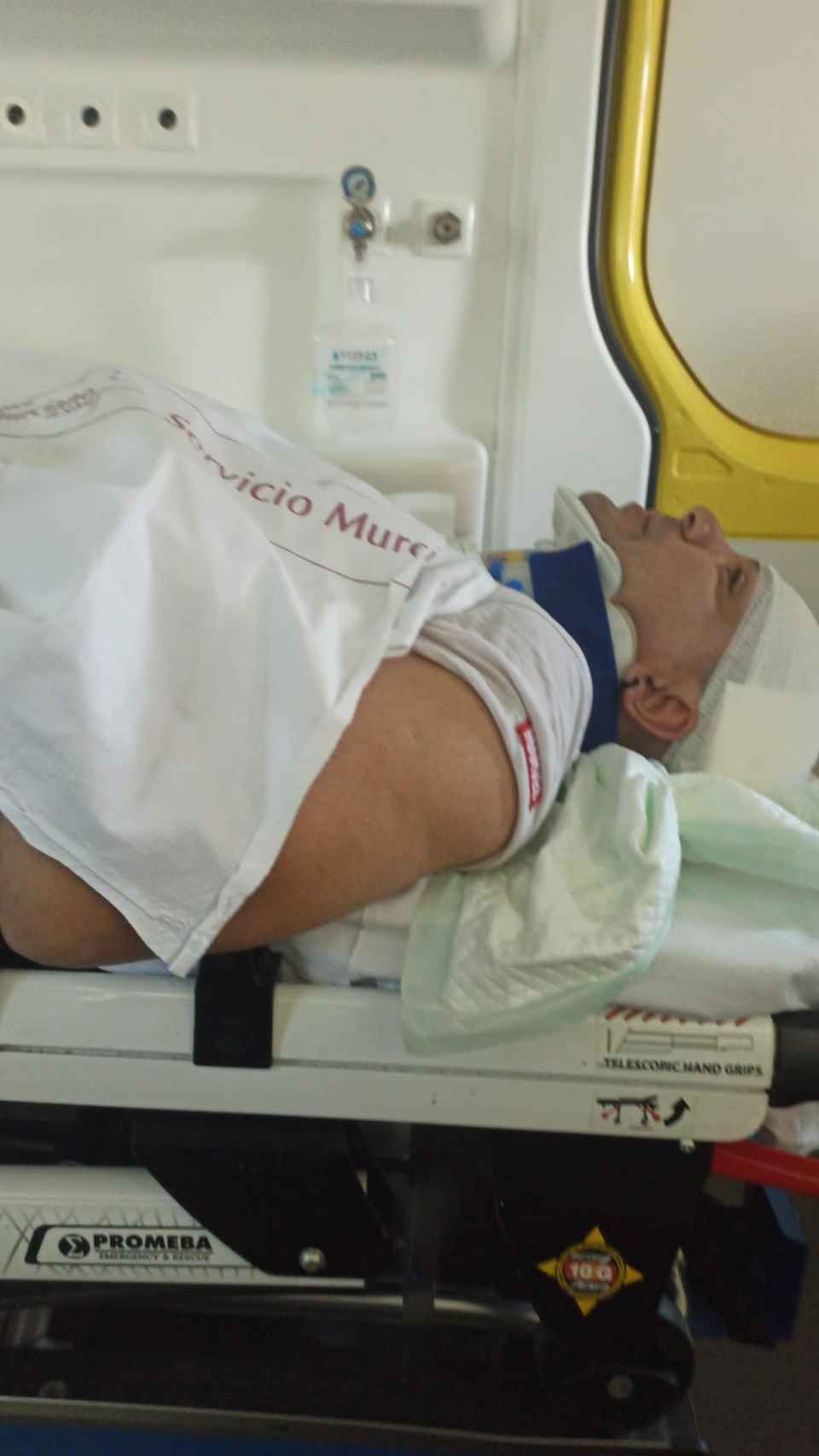 Germán, en la ambulancia, en una foto tomada por su pareja, Beatriz, antes de ser trasladado de urgencia al Hospital Morales Meseguer de Murcia.