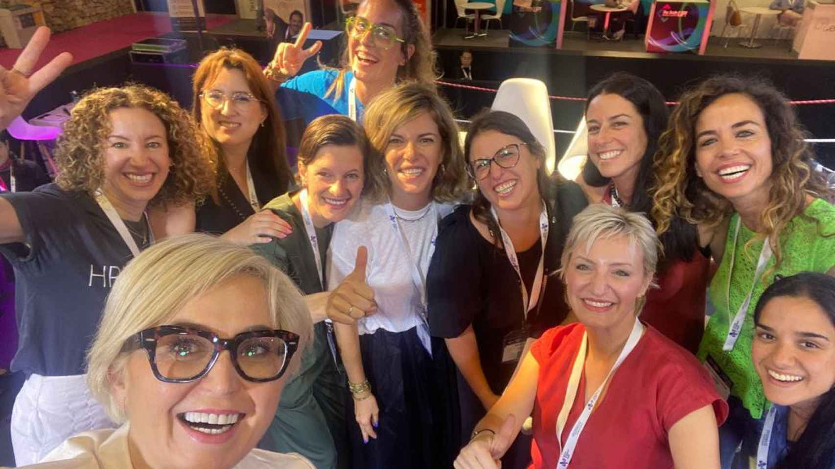 Un selfie con las participantes en la ponencia 'Women inspiring change'.