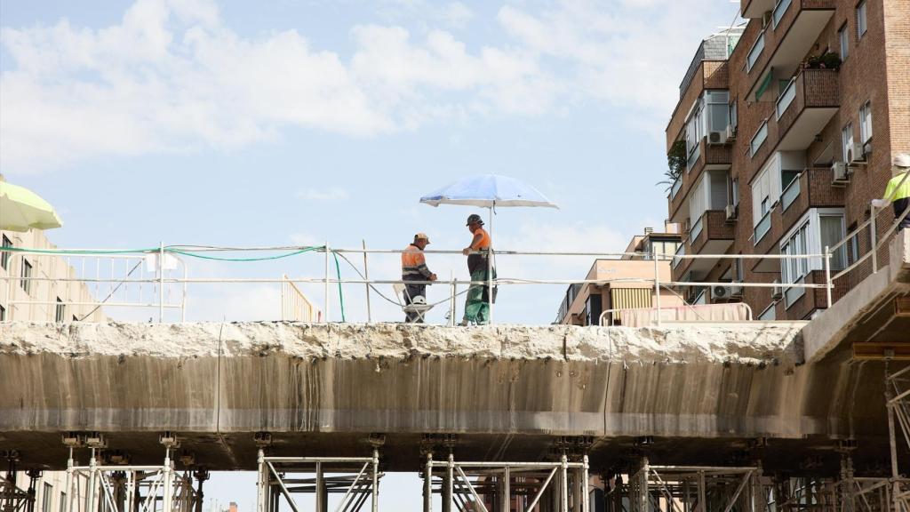 Varios albañiles trabajan en una obra.