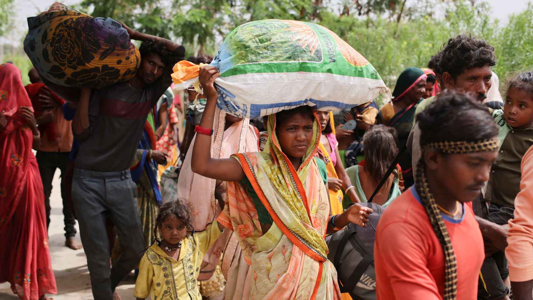 Varias personas llegan a un refugio en Naliya después de ser evacuados de sus hogares por la llegada del ciclón Biparjoy, en el estado occidental de Gujarat.