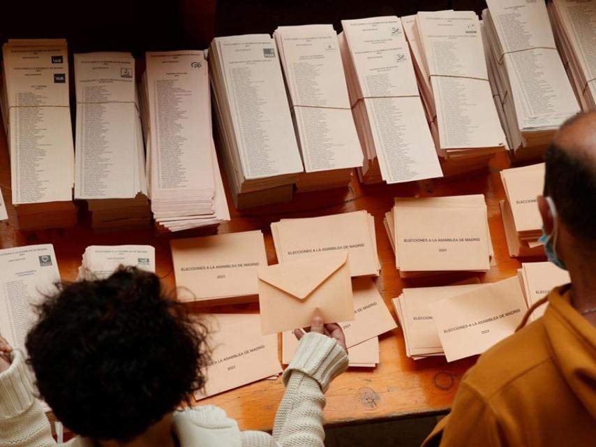 Papeletas en una mesa electoral.